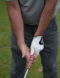 how tight should you hold a golf club